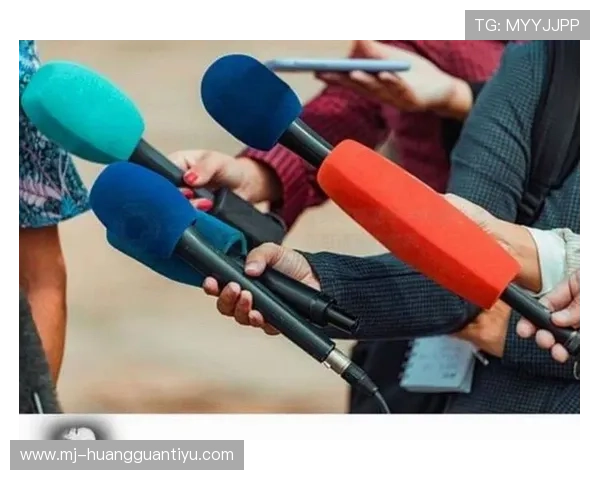 吴柳芳今天居然在人群里像个明星，身边那些普通日常咋跟她搭界？